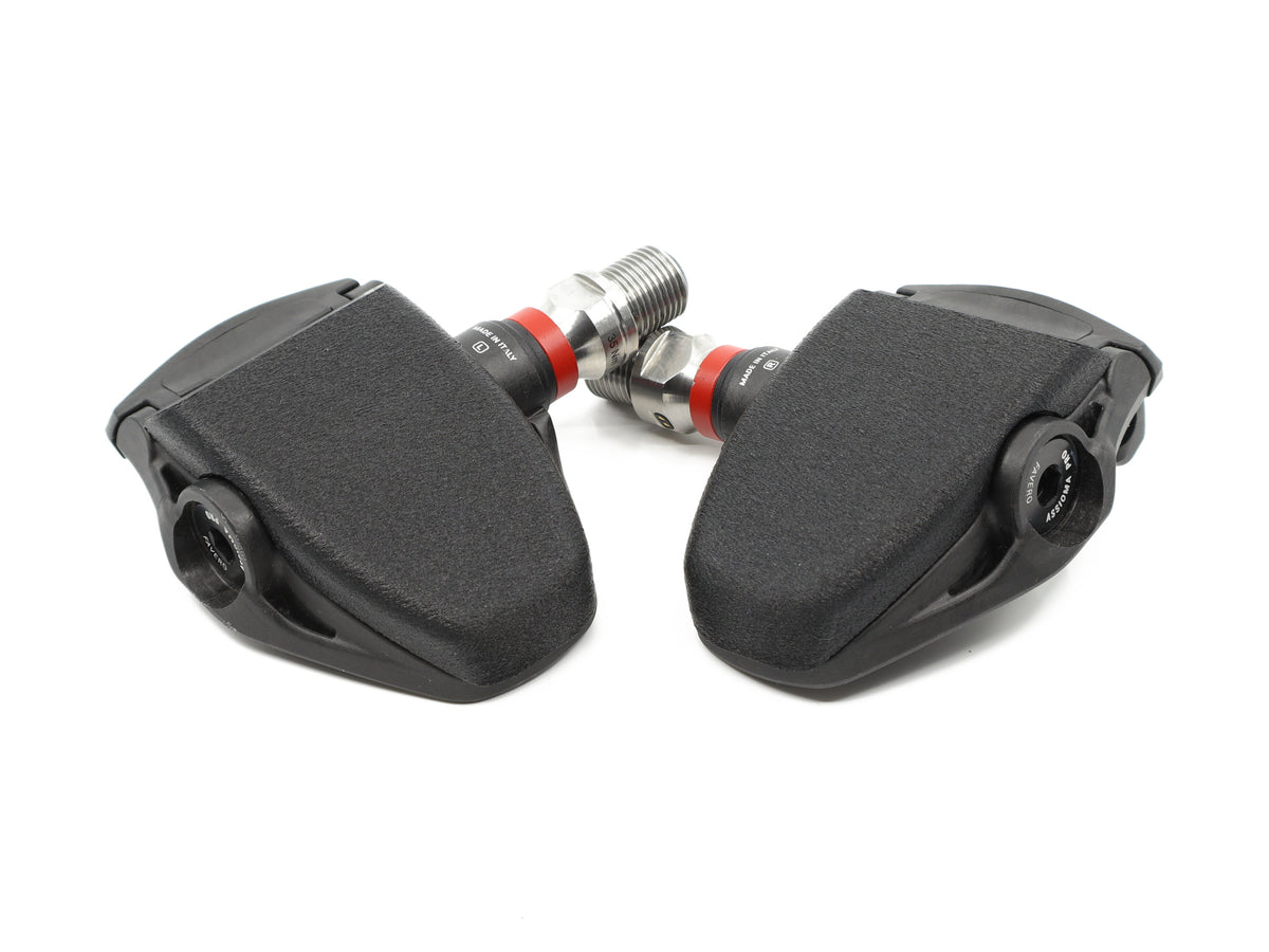 Aercover aerodynamic pedal covers fitted on Favero Assioma PRO RS pedals, top view